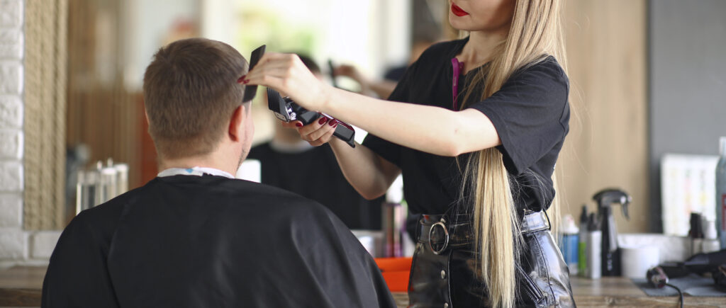 Coiffeuse au travail